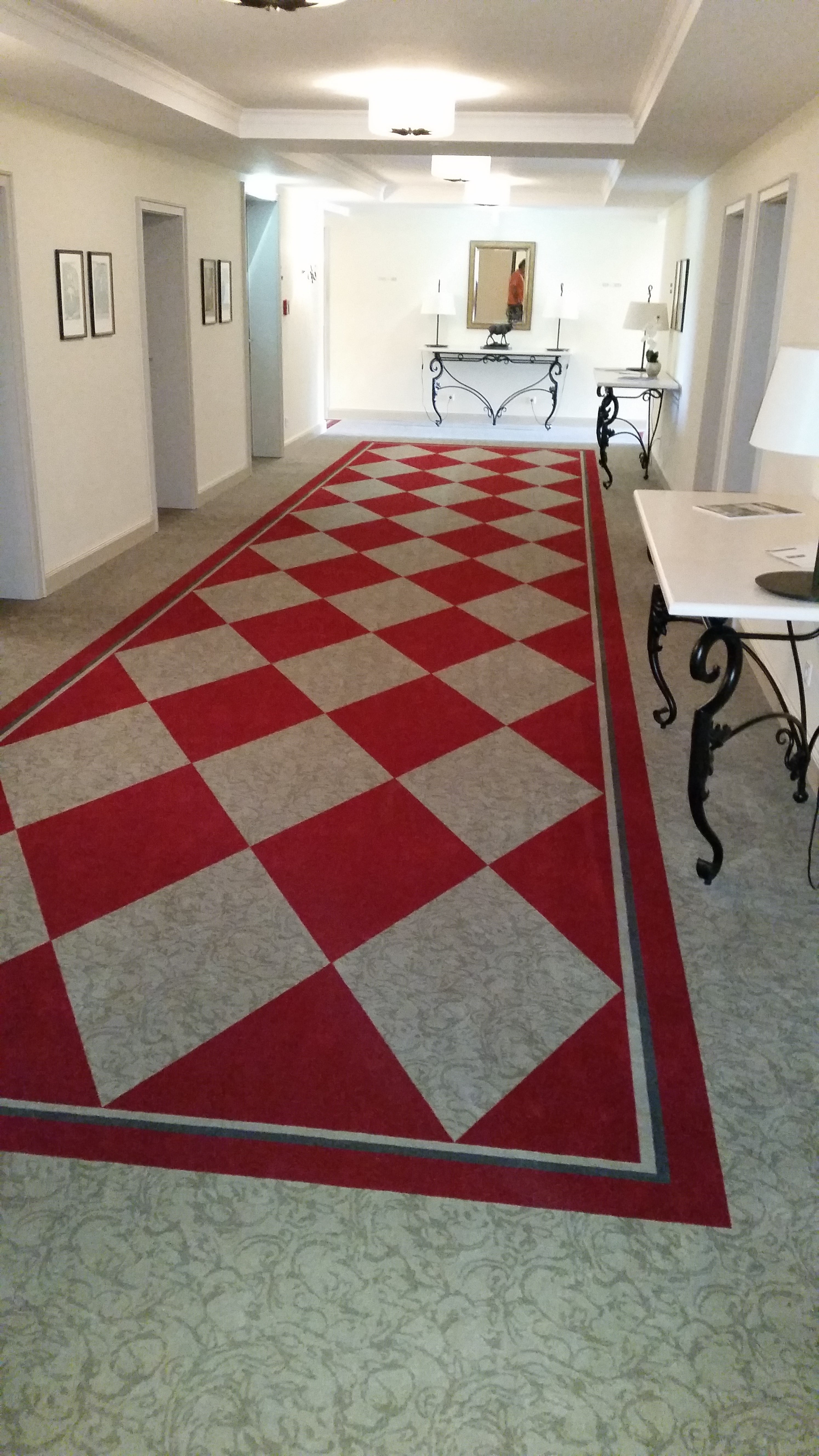 Professionell verlegter Teppichboden in einem modern gestalteten Innenraum